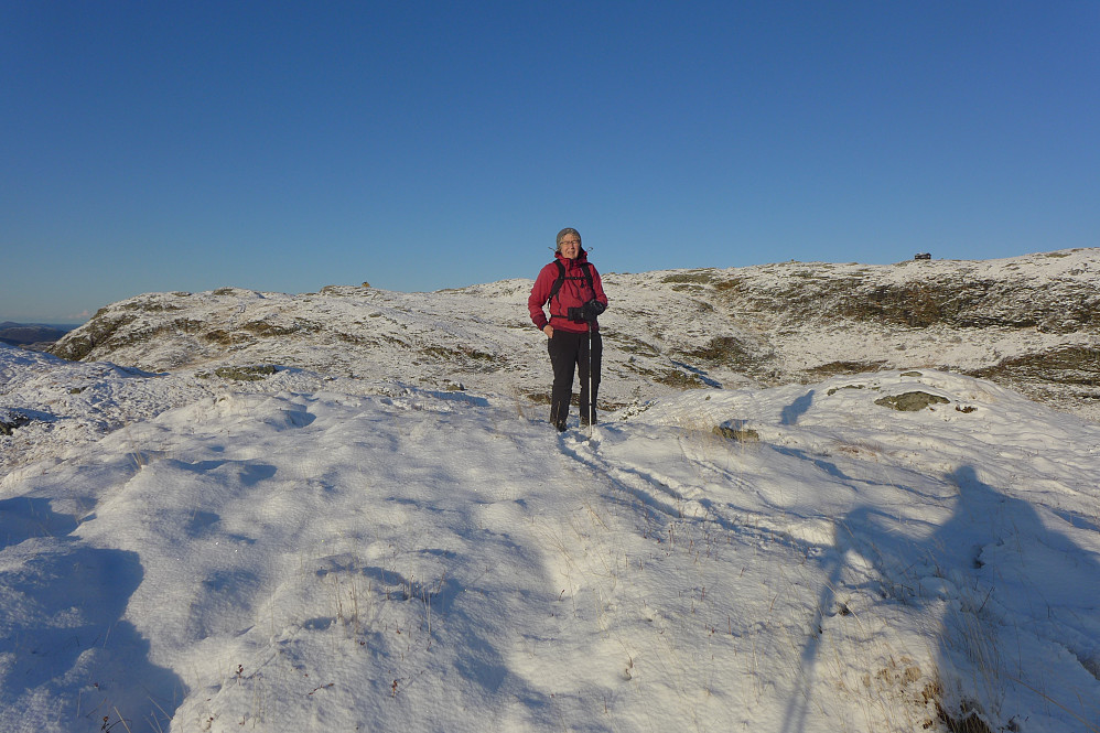 Astrid på Midtfjellet 510 moh, PF 32 vest for Øvre Jordalsvatnet. Helt i bakgrunnen hyttene Dyrhovda mot venstre og Nordneshytten mot høyre