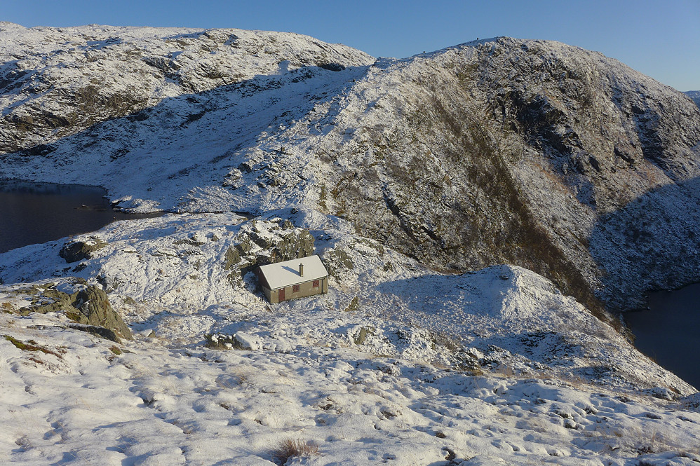 Huldraheimen - hytte nr. 18. Oppført i 1903. Privat eie. Ryggen opp mot Trappefjellet i bakgrunnen. Øvre Jordalvatnet til venstre, Talebøvatnet mot høyre