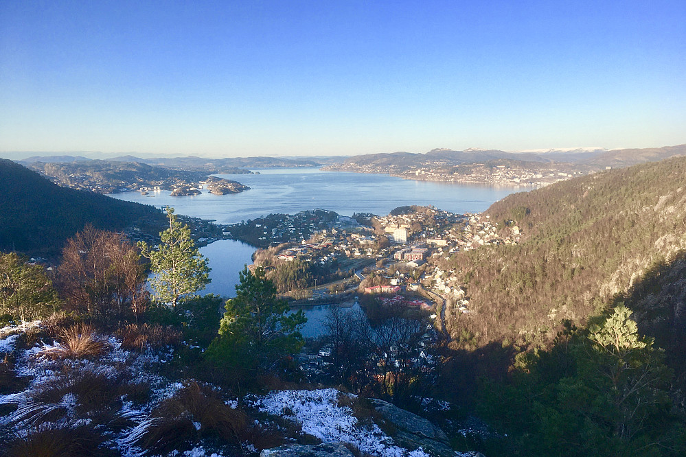 Flott utsikt nordover mot Byfjorden og Askøy