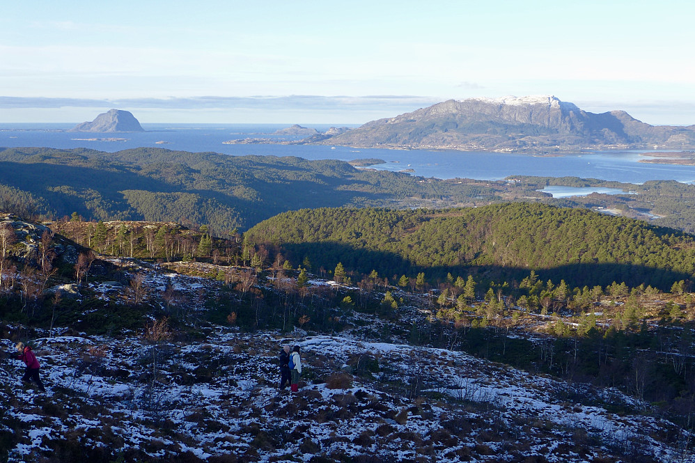 Nydelig utsikt vestover i havet mot Alden til venstre og Atløy