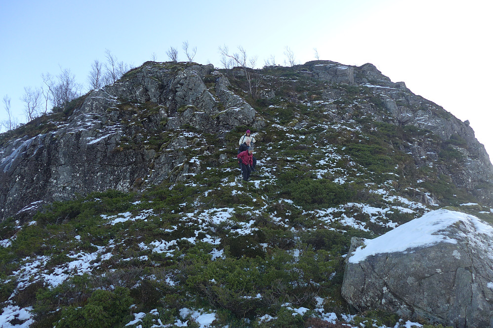 På turen opp rundet vi fjellet på nordsiden. På returen valgte vi å gå ned denne skråningen mot vest