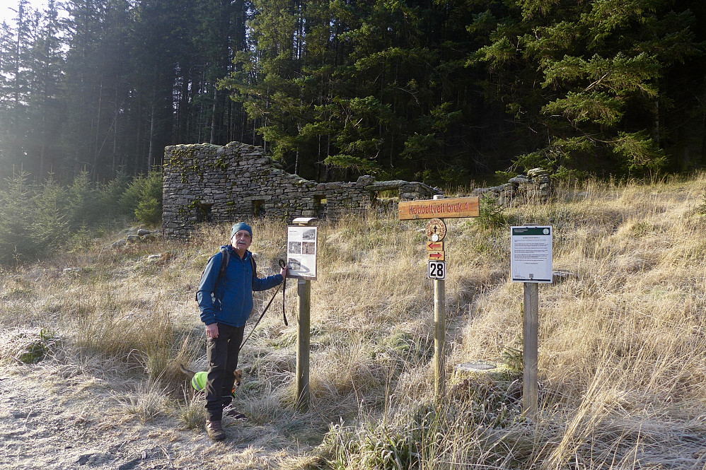 Helge ved ruinene på Kobbeltveit som har betegnelsen Byfjellene 28 