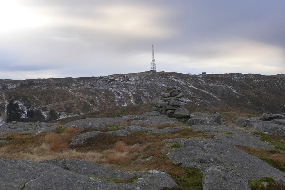 Hytten ligger høyt og fritt til med panoramautsikt bl.a. mot Rundemanen