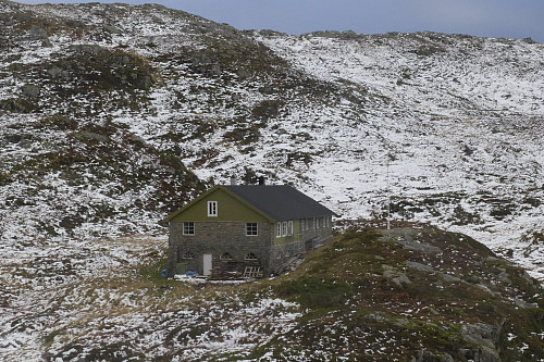Tranehytten i Svartebotn. Bygget fra 1946 til 1949. Stor og flott hytte som kan leies.