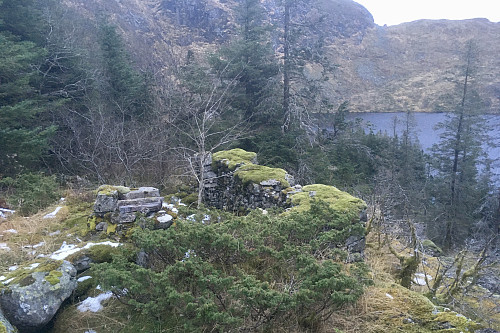 Ruinene etter Noreg - Byfjellene 53. Tarlebøvatnet i bakgrunnen