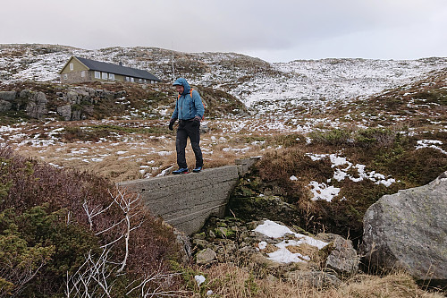 Balansegang på 1 fot bred demning ved Gangerolf. Foto Helge