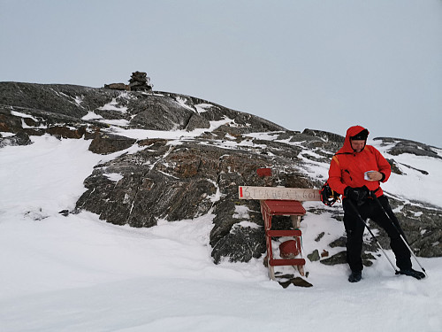 Varden ved trig-merket og turkassen på Storheia 601