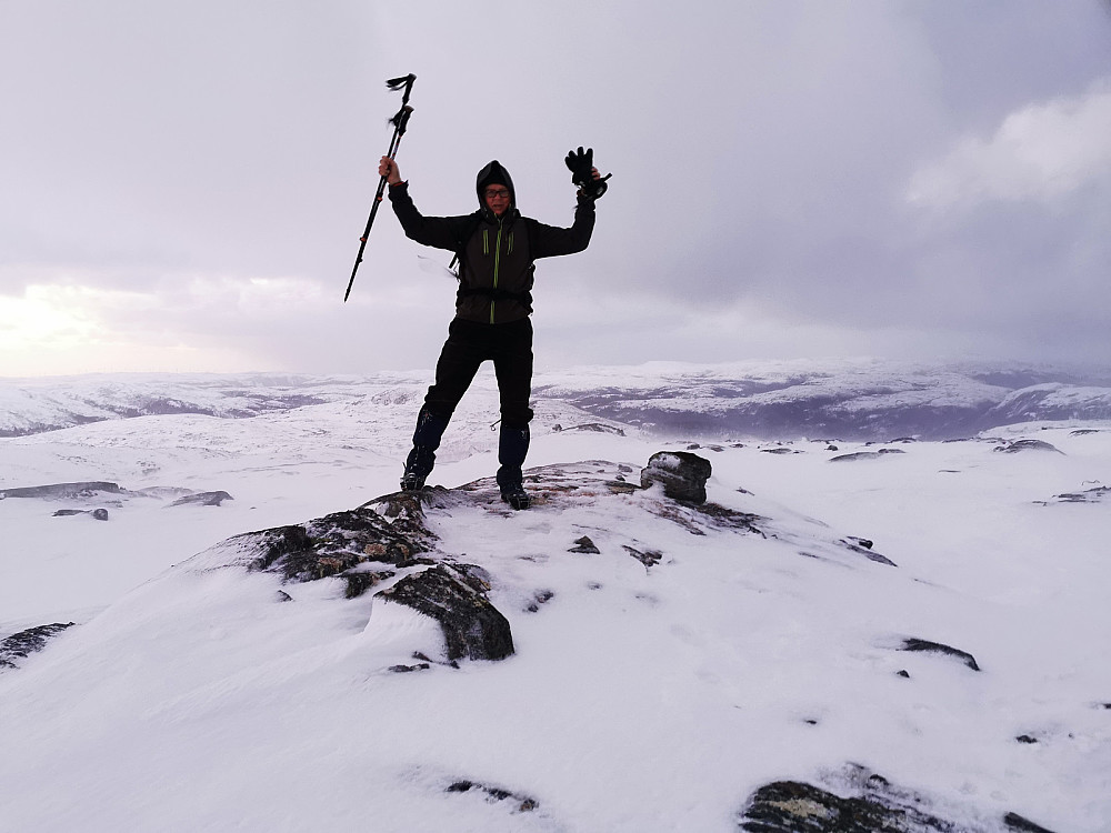 Stig på høyeste punkt på Storheia i Osen i kuling. Bilde tatt med skjelvende hånd av knutsverre!