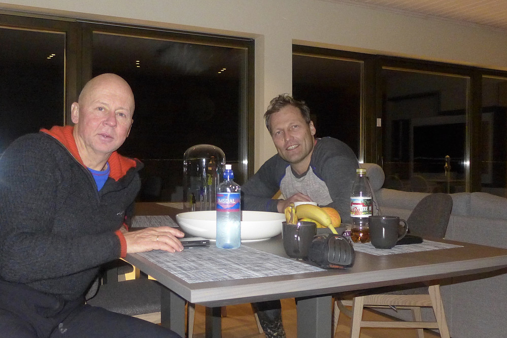 Stig og Raivis ved kaffebordet