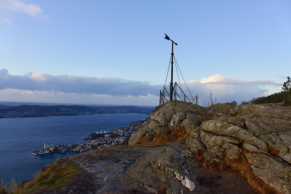 Sandvikspilen på Sandviksfløyen ble neste stopp. Pilen ble båret opp av folk fra Sandviken og var ferdig montert 29. september 1879!