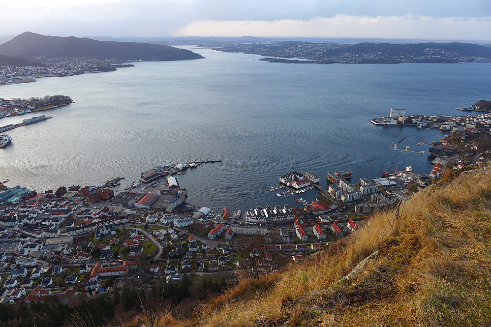 Måtte bare ta med et til bilde av byen og Sandviken sett fra Sandvikspilen