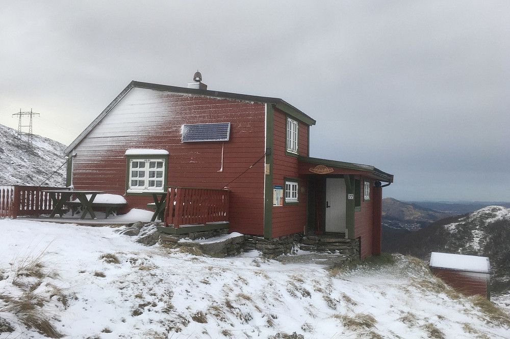 Byfjellene 77 - Norhytten. Opprinnelig hytte oppført i 1906, nåværende i 1974. Tilhører Arna turn- og idrettslag