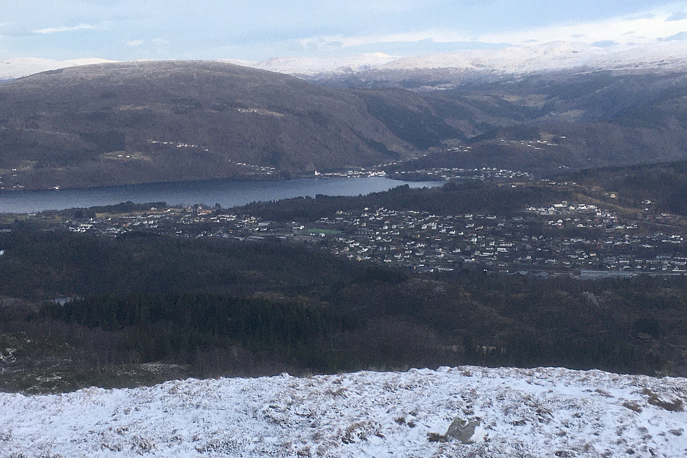 Mot Haus på Osterøy. Stemmeseggi i bakgrunnen.