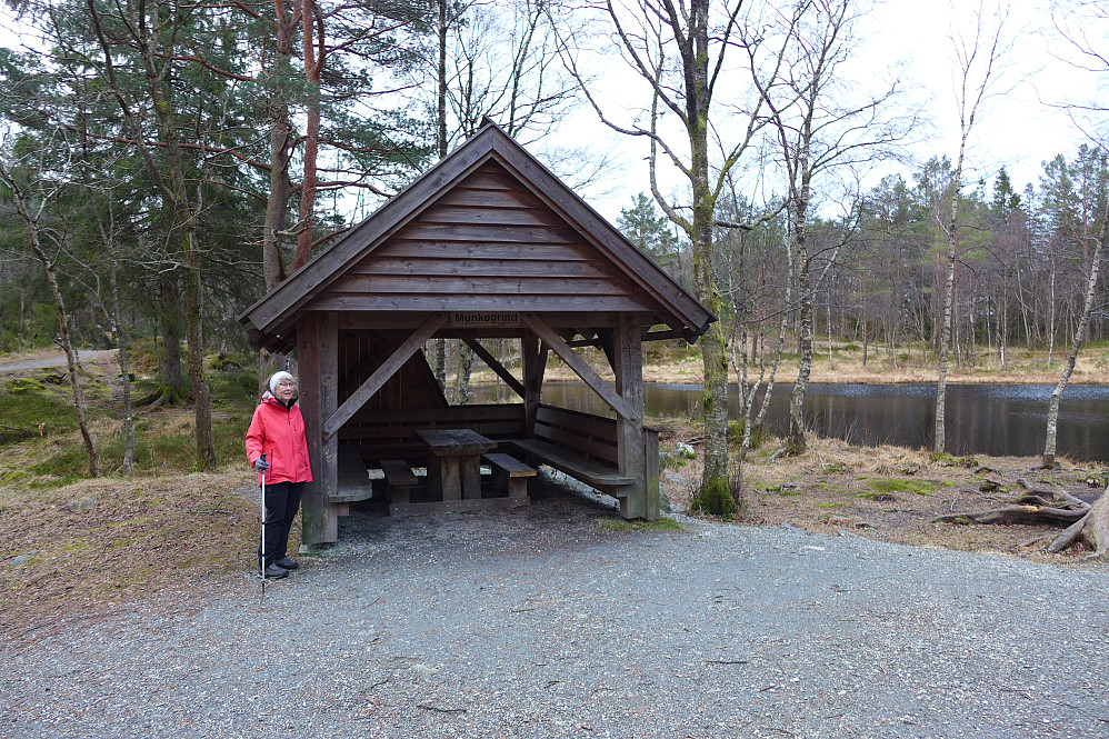 Astrid ved grindverksbygget Munkegrind