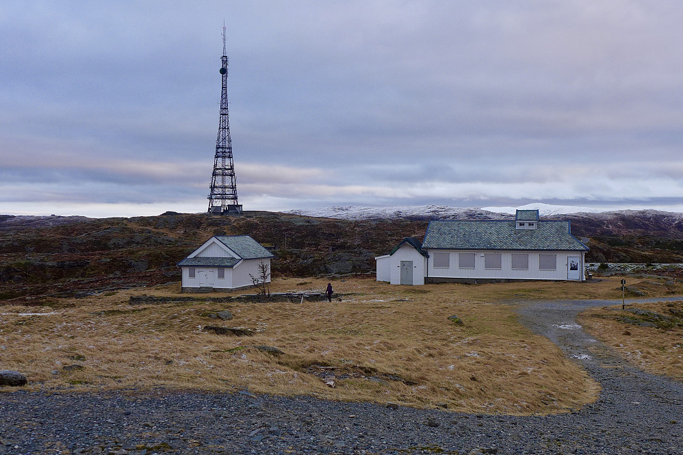 Byfjellene 56 Bergen Radio Maskinhus til venstre og Byfjellene 57 Bergen Radio Stasjonsbygningen mot høyre. Vi fant ikke nummerskilt på disse bygningene. Masten på Rundemanen i bakgrunnen