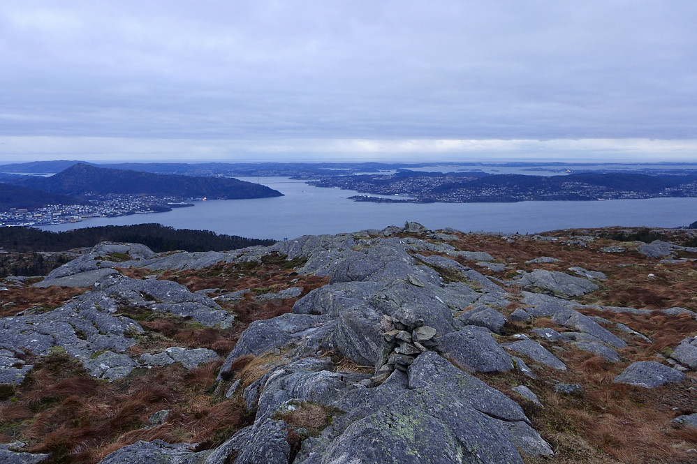 Flott utsikt fra Lavet 527, her vestover mot Kvarven og Askøybroen