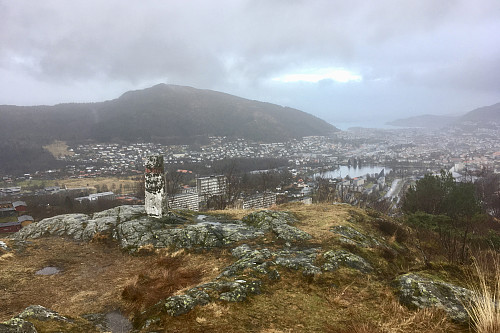Trig-punktet med "Bergensøylen" og flott utsikt