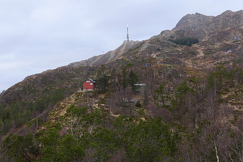 Sigridheim sett fra sør med Ulriksmasten i bakgrunnen