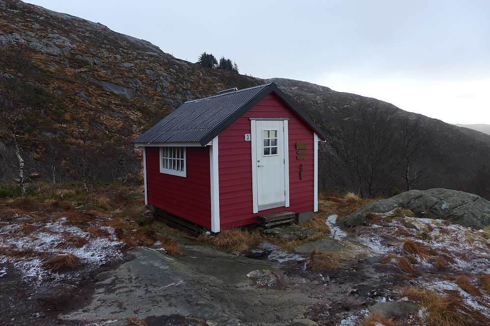 Speiderhytten - Byfjellene 3. Bygget i 1961 som Røde Kors-hytten. Senere overtatt av speidere, nå kalt Korken pga den nære relasjonen til Korketrekkeren.