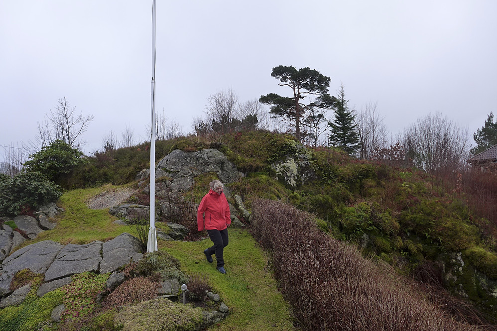 Nepegjerdhaugen ligger nesten inne i hagen på hus nr 138! På returen dristet vi oss til på gå gjennom hagen!