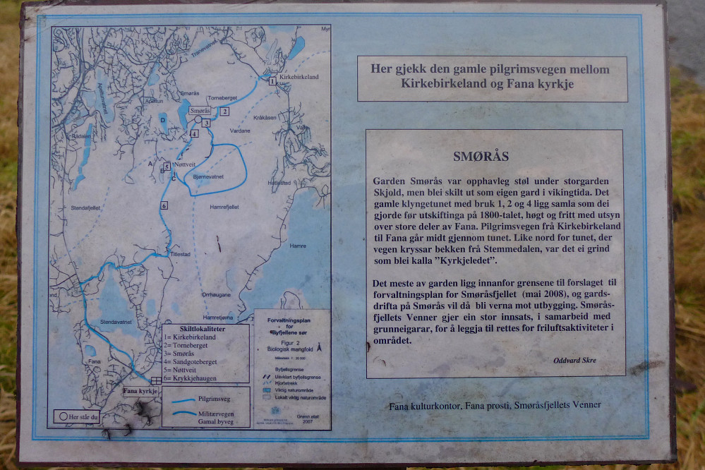 Fin infotavle! På garden Smørås er klyngetunet fra 1800-tallet fortsatt intakt. Kirkevegen til Fana kirke gikk gjennom dette tunet