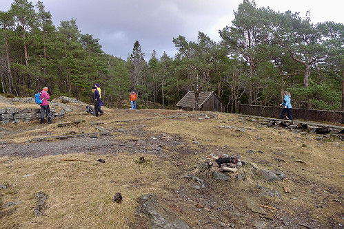 Tomten der Gullstølen lå. Grindverkshytten i bakgrunnen