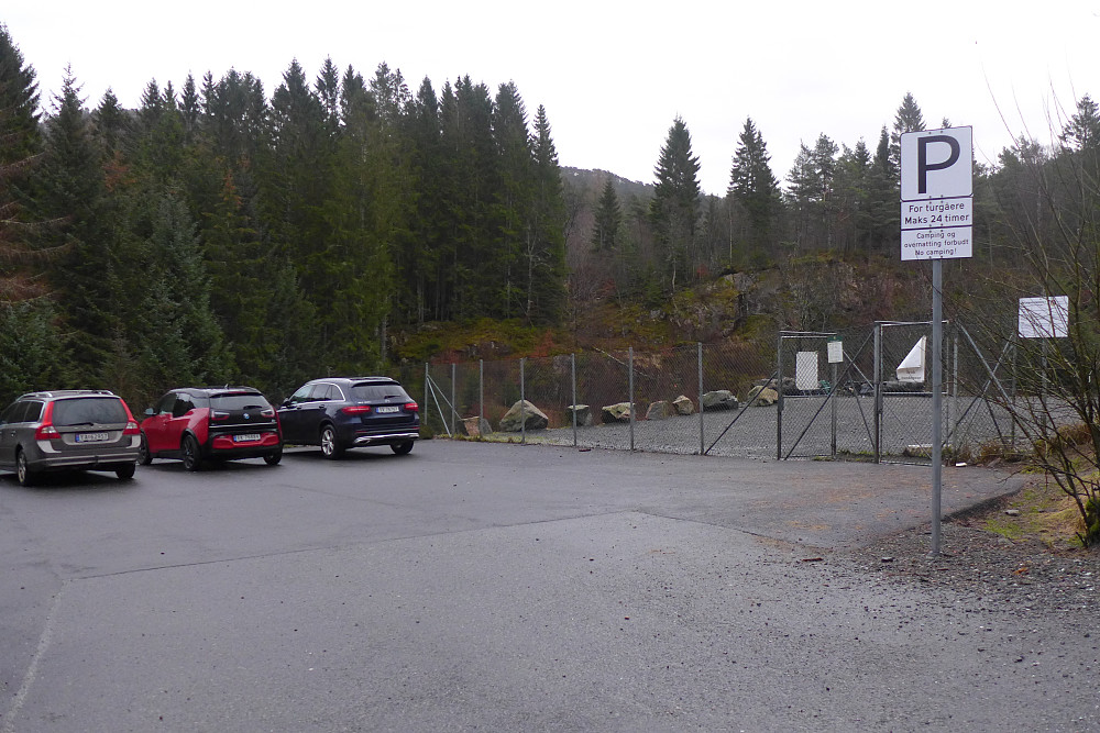 Grei og gratis parkering med stor, inngjerdet hundelufteplass på Søre Tennebekk