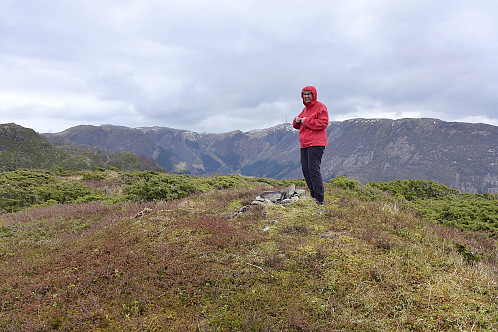 Astrid på toppen av Slettafjellet