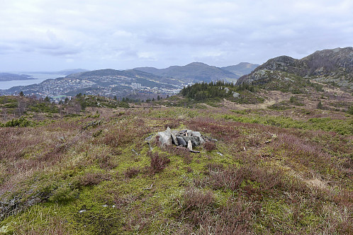 Noen har laget en bålplass på toppen av Slettafjellet
