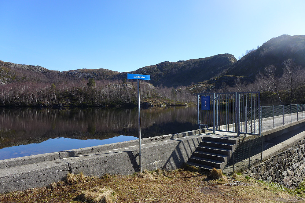 Demningen i sørenden av Setervatnet. Stangelifjellet 418 helt i bakgrunnen mot høyre