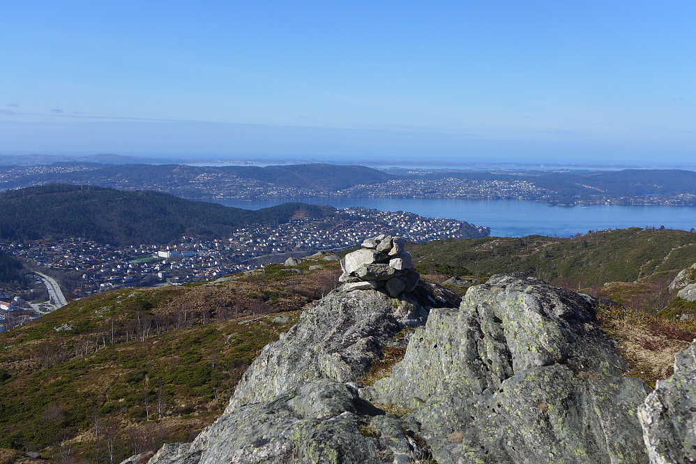 Sør på platået ved Raunfjellet. Flott utsikt vestover mot Eidsvåg og Askøy i bakgrunnen