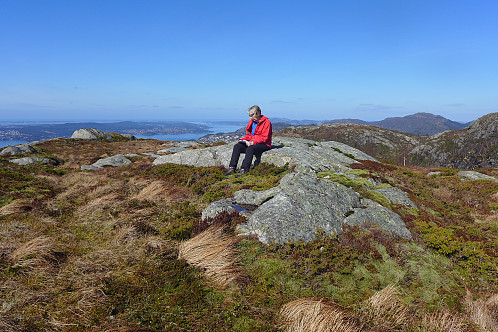 Astrid på høyeste punkt på Raunfjellet