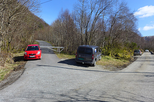 Turstart ved veien opp til vannverkets anlegg for Setervatnet (drikkevann). Bilde tatt på tilbaketuren da mesteparten av bilene var vekke.