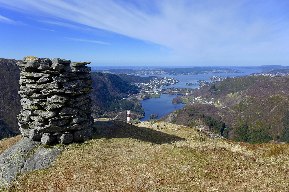 Den flotte varden og Bergen kommunes søyleformete trig-merke på Ulskebjørnen. Utsikt mot NNV.