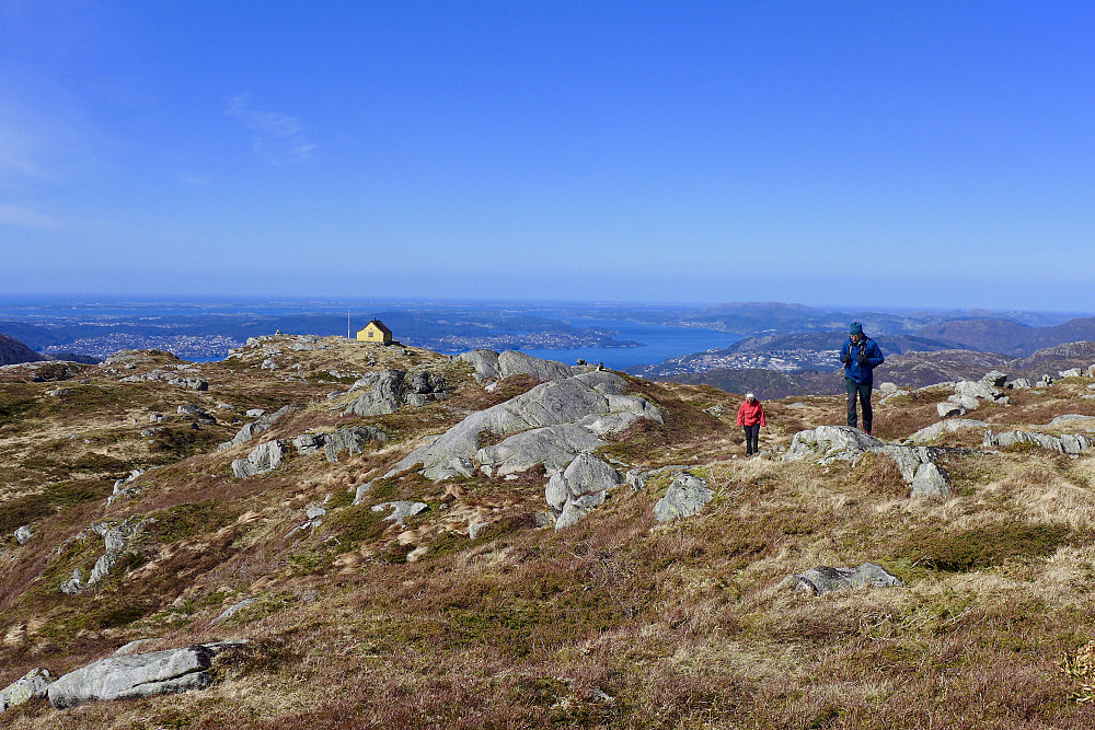 Nydelig dag på Byfjellene! Astrid og Helge på vei mot Nordneshytten med den gulmalte Dyrhovda-hytten i bakgrunnen