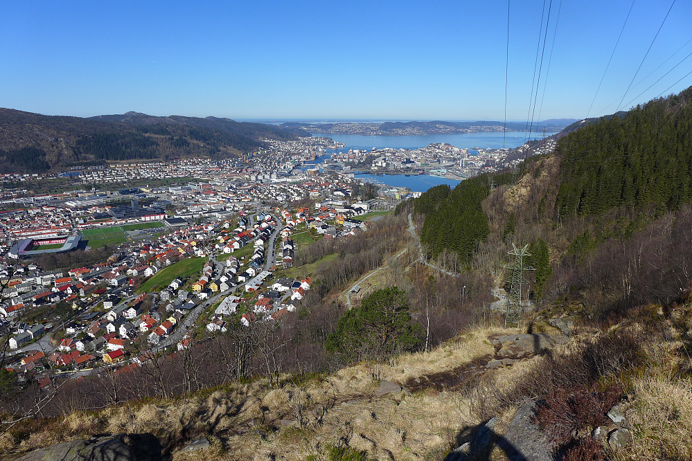 Flott utsikt over Bergen fra høyden SSV for Peragrind