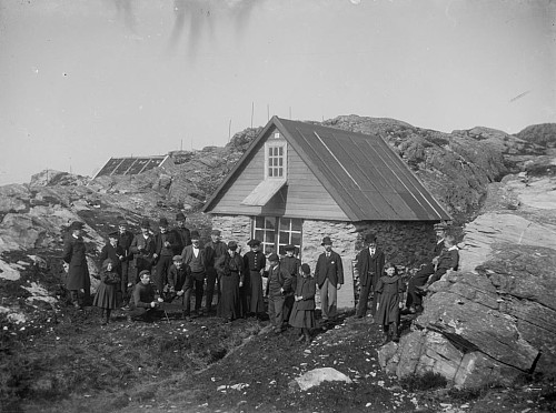 Bildet er tatt av Eduard Wilhelm Moss (1846-1908). Det har tittelen "Gruppeportrett ved hytte". Taket i bakgrunnen er hytten Utsikten. Bildet er hentet fra Billedsamlingen Marcus UIB ubb-bs-ok-15860.