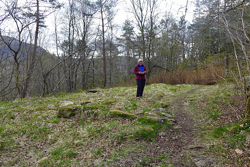 Astrid på ruinene etter Treskoen