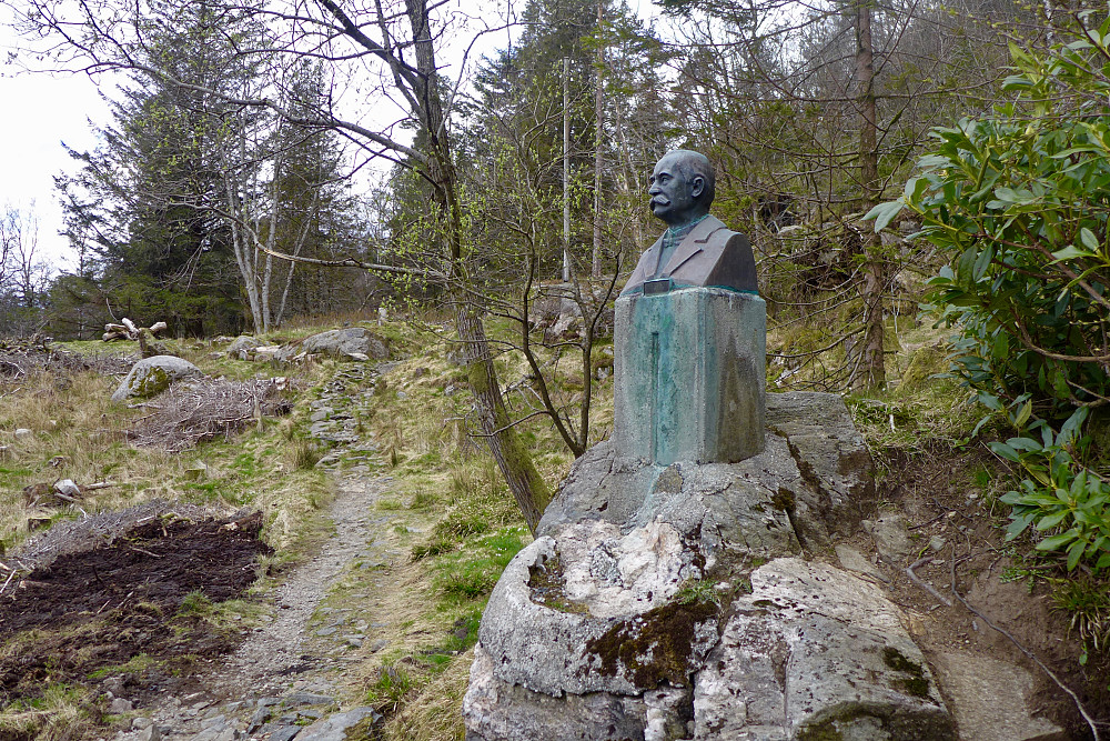 Bysten av Christian Gerhard Sundt (1860-1938) står litt sør for der hytten hans lå