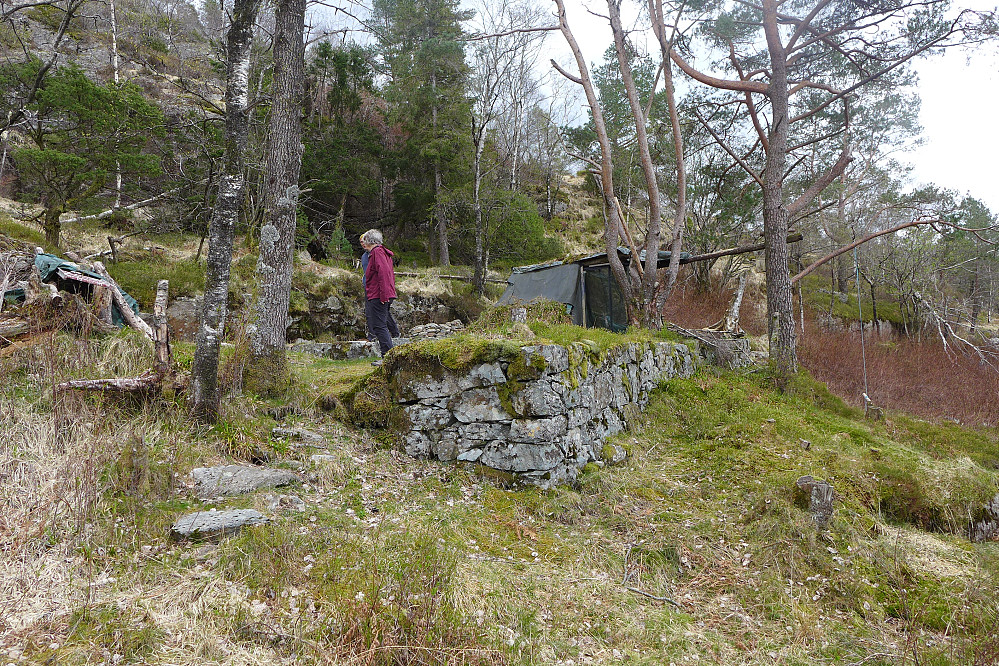 Det er et imponerende flott anlegg på stedet der Kristian Bing hadde sin hytte. I dag står det et provisorisk ly på denne flotte utsiktstomten.