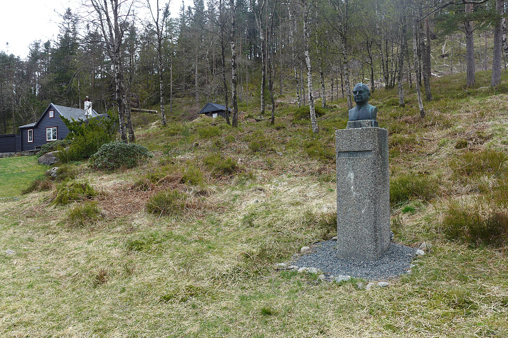 Statuen av Haakon Wallem med Nordneshytten Vagten i bakgrunnen