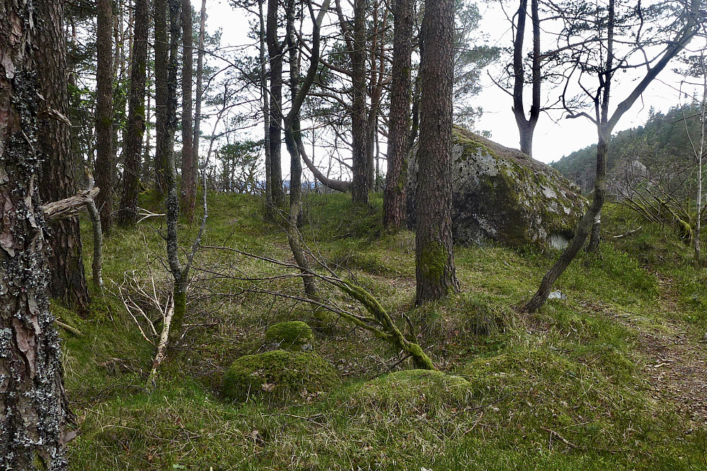 Den store steinen I bakgrunnen er et godt kjennetegn på stedet.