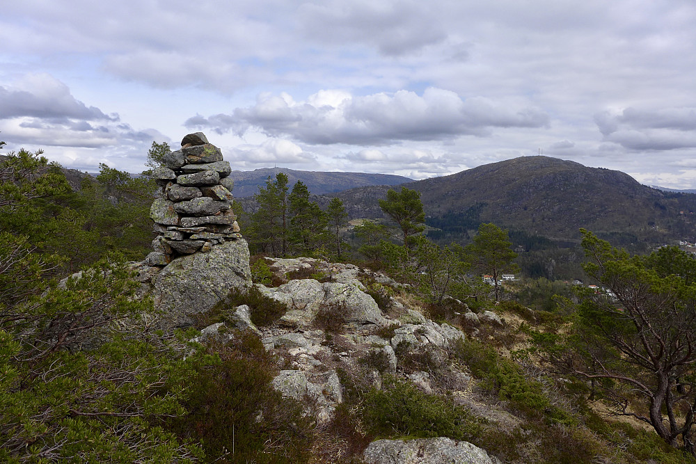Varden som ble kalt "Kjerringen på Nipen". Løvstakken i bakgrunnen mot høyre
