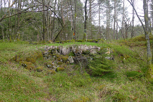 Steinmur på vestsiden av ruinen