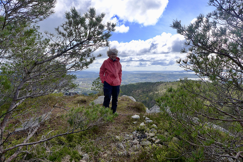 Astrid på toppen av Fyllingsnipa