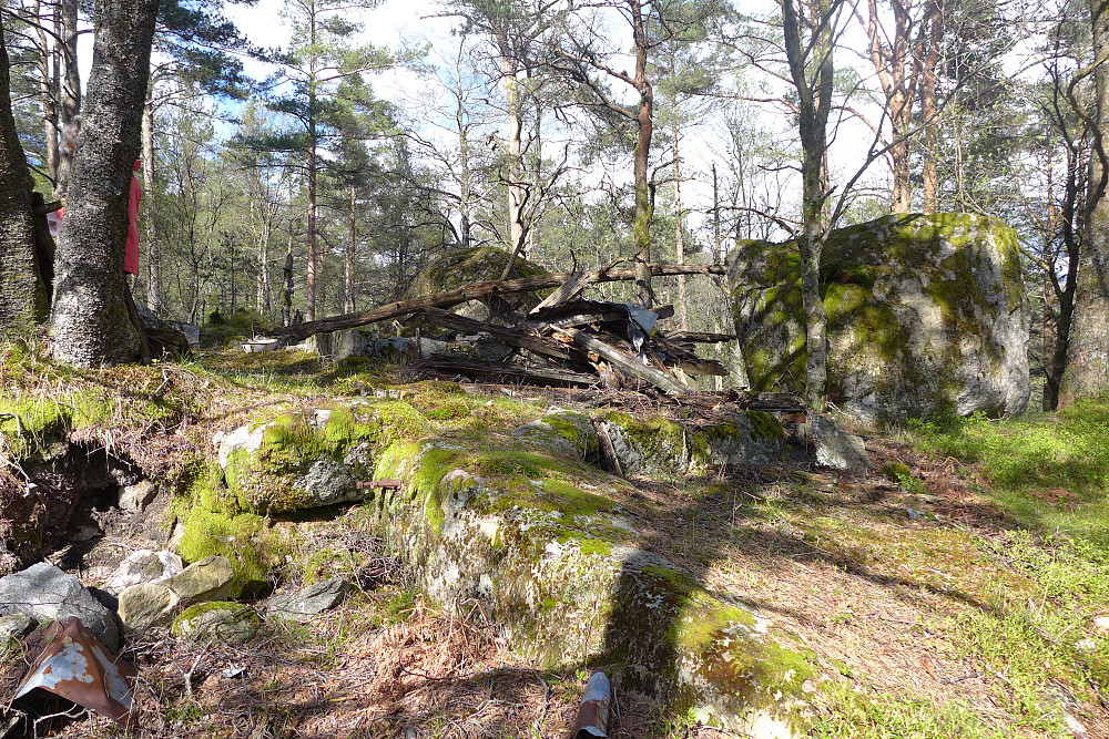 Hytten var bygget kloss inntil to store steiner