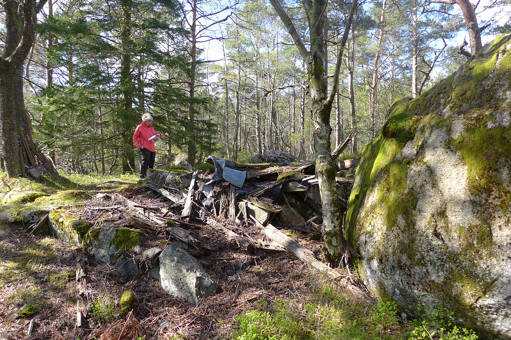 Astrid ved ruinene etter Kveldsro