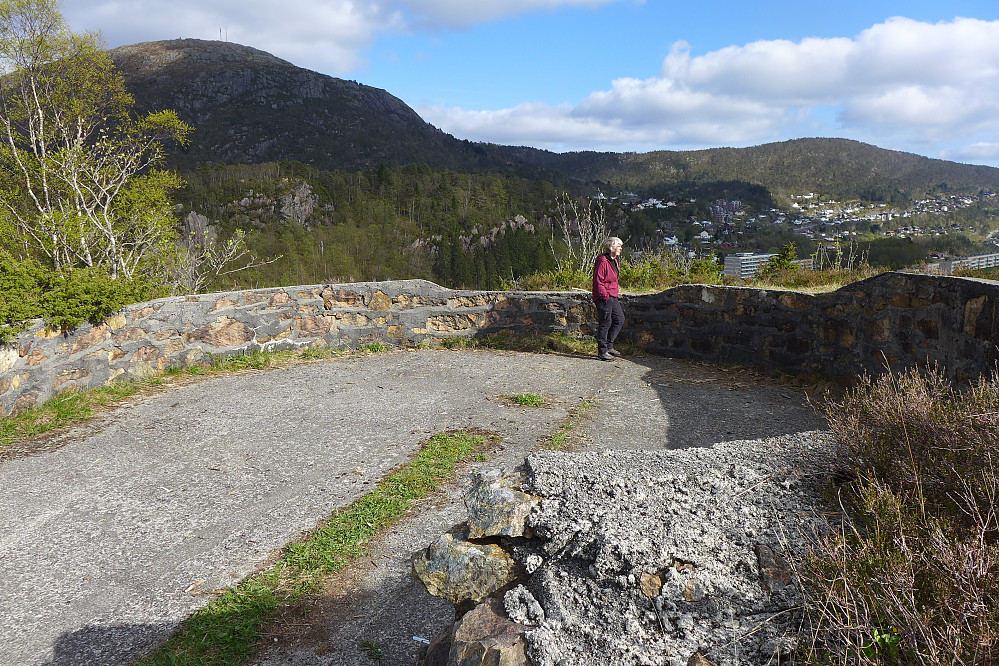 Lyskasterbrønnen med brystvern. Løvstakken i bakgrunnen
