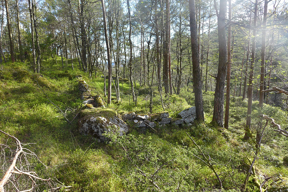 Oppmurt terrasse nord for hyttetuftene ca. 15 m lang