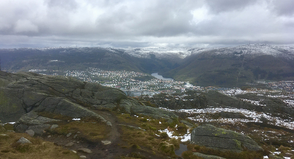 Nysnø på Rundemanen og på Byfjellene 17. mai 2020. Litt av en kontrast til samme dag i fjor da det var sommerforhold og over 20 grader i Bergen!